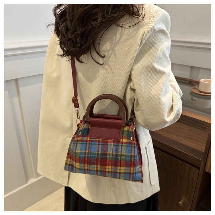 This is a trendy and stylish single-shoulder underarm bag with a contrasting color for the autumn of 2024. It features a unique design and is retro and individualistic undefined