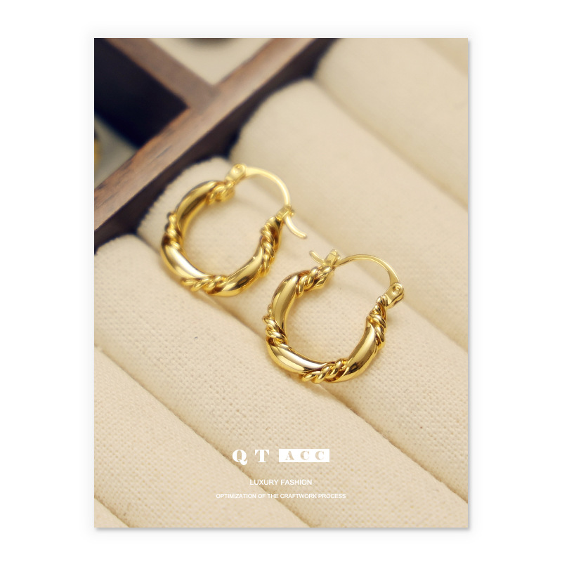 La moda europea y americana simple torcida oreja redonda hebilla nicho retro avanzada textura de metal nuevos pendientes accesorios de otoño e invierno