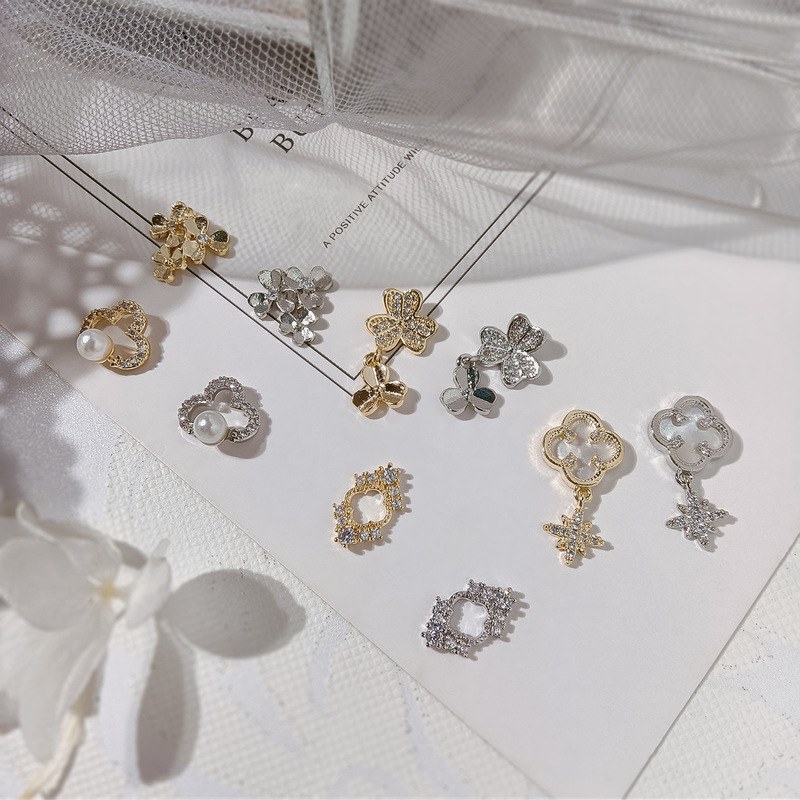 Internet Celebrant New Four-leaf Clover Light Fritillaria Nail Accessories Three-dimensional Hollow Clover Zircon Nail Sticker Accessories