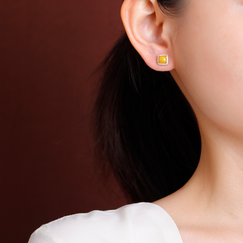 Bông tai bạc S925 mạ vàng đính hổ phách hình vuông phong cách hình học — Mô hình sáp ong