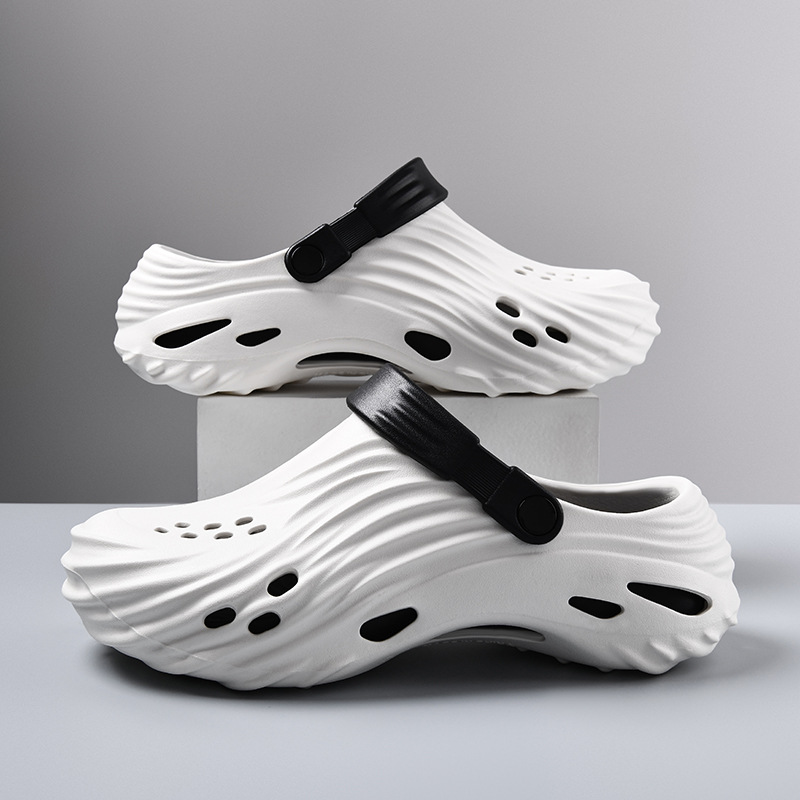 2025 verano nuevo estilo de los hombres para llevar zapatos con agujeros de doble uso, sandalias y zapatillas de playa de suela gruesa para parejas de verano