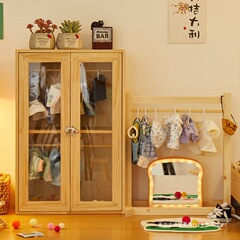 綿の人形のタンスの収納棚の服の展示棚