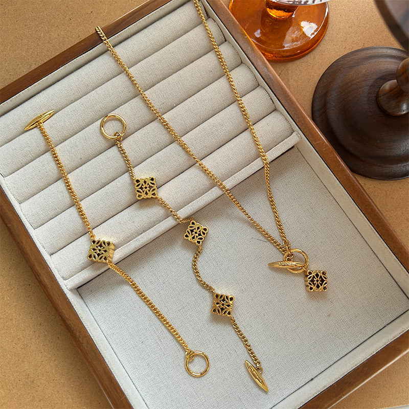 Vintage Luo-Style Hollow Square Necklace, Exquisite Daily Commute Accessory, Light Luxury, High-End Atmosphere, Elegant Jewelry for Women