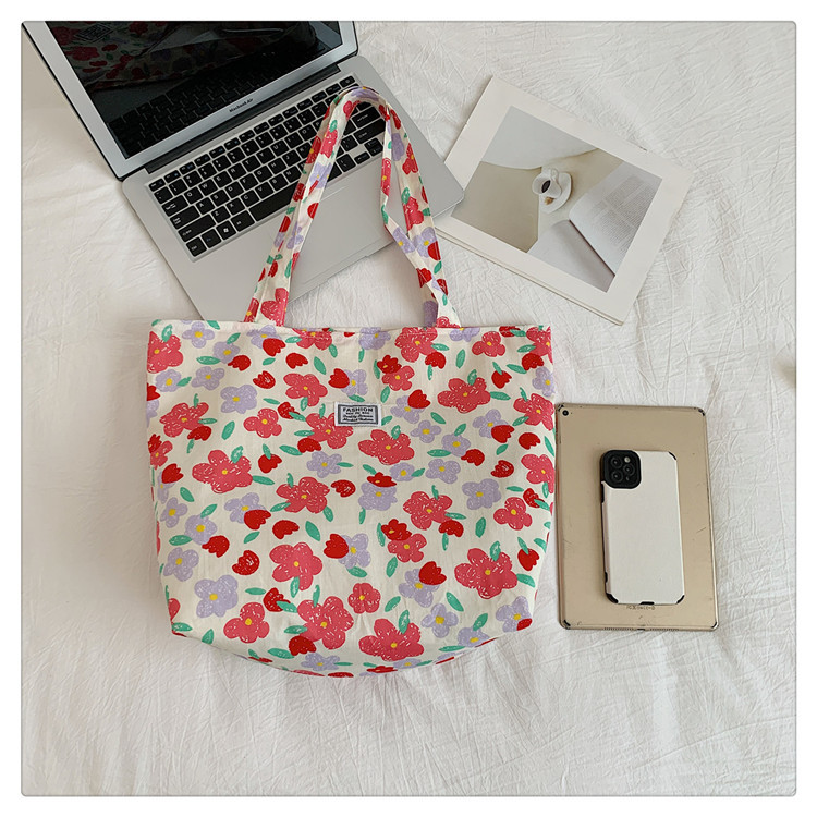 The large-capacity single-shoulder bag for student commuting is a bestseller in early spring. The Korean-style fresh and simple floral fabric bag is a versatile tote bag undefined