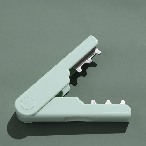 花屋の材料の花の花束を包装して手作りのdiyバラの花を刺します。