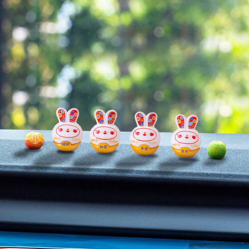 Figura Geely 2024 nuevo adorno de coche dibujos animados conejito año nuevo seguro decoración de coche suministros de coche