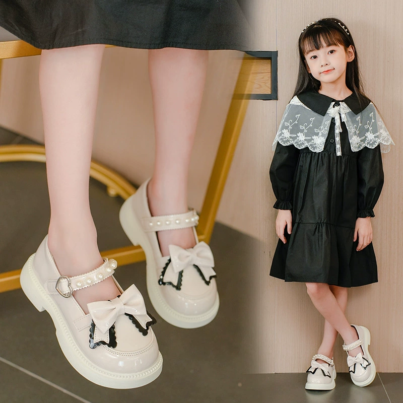 Девушки с бантом шоу обувь 2025 новая весна одиночные туфли детские черные кожаные туфли жемчужные украшения на мягкой подошве