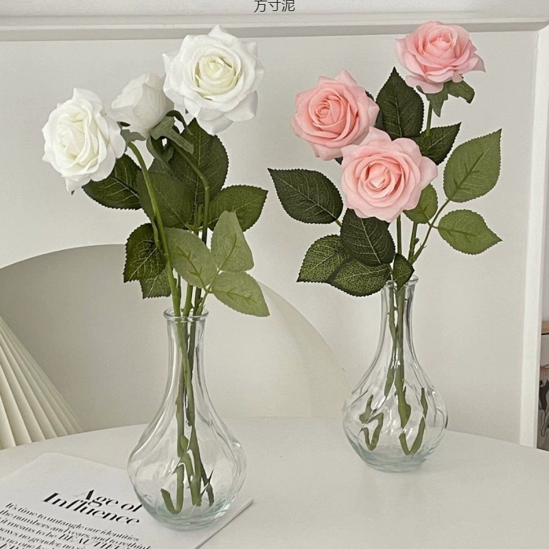 Прозрачная малокалиберная стеклянная ваза с сухим цветком