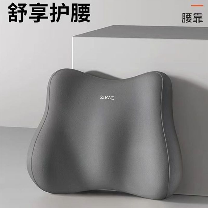 腰はオフィスのシートクッションに寄りかかっています。|undefined
