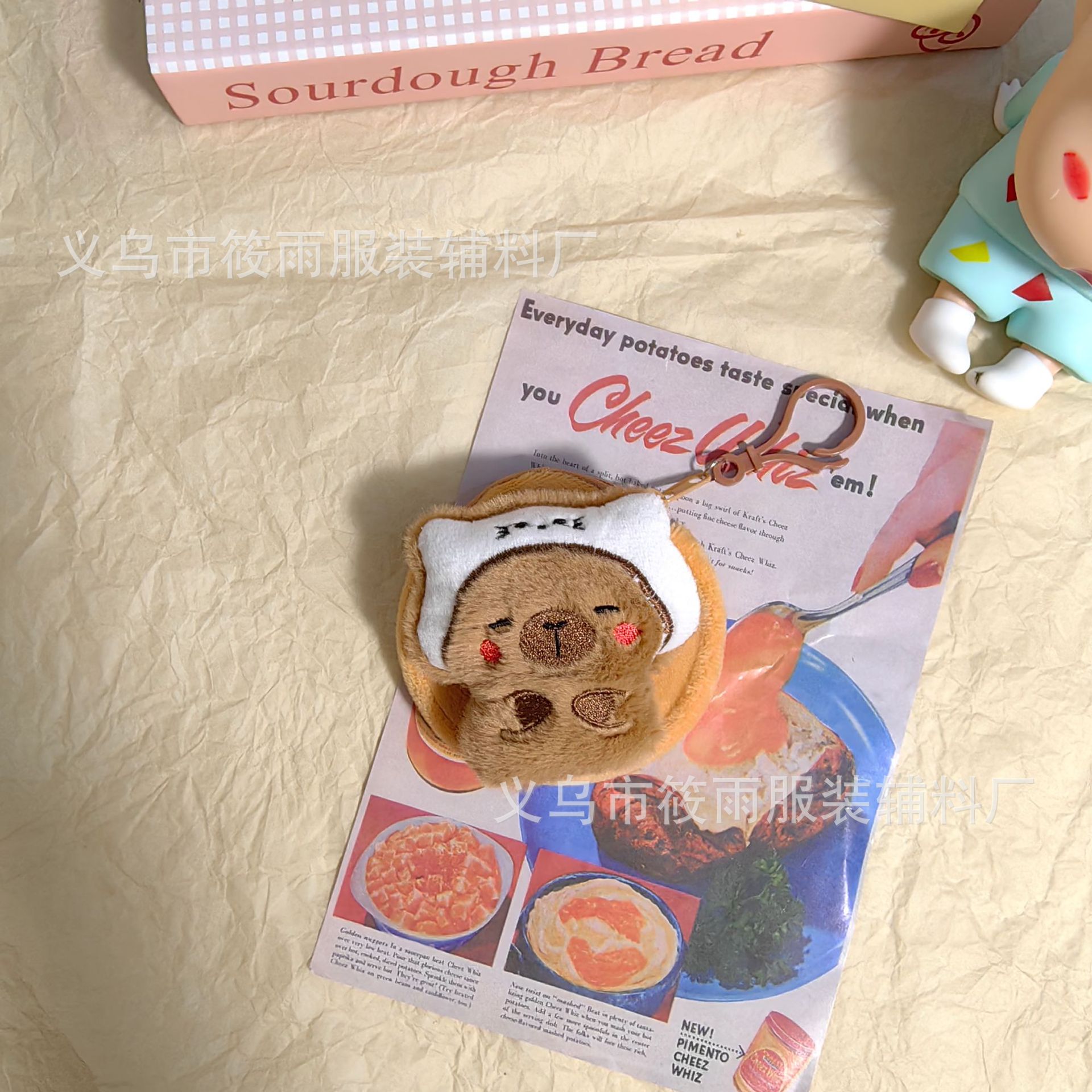 Traje de vestir Sanrio Kapibala Carpinno Monedero de felpa Accesorios Mochila escolar Llavero Colgante Auriculares Bolsa de almacenamiento