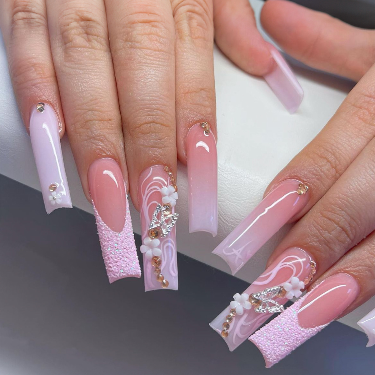 2024 Europäische und amerikanische Long Wear Armor Gradient Wasserpfeife Nagelblatt Kleine Blume Wasser Diamant Schmetterling Funkelndes Pulver Nagelschönheit_voghion.com