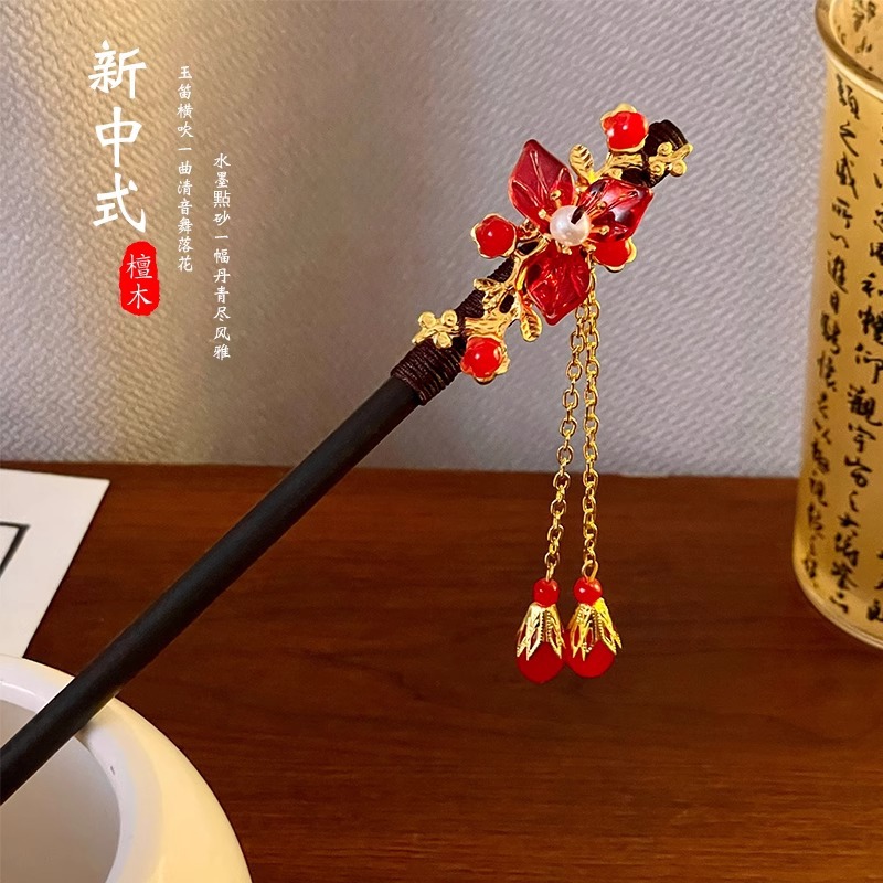 8 ¿ horquilla Roja de tres hojas con borlas