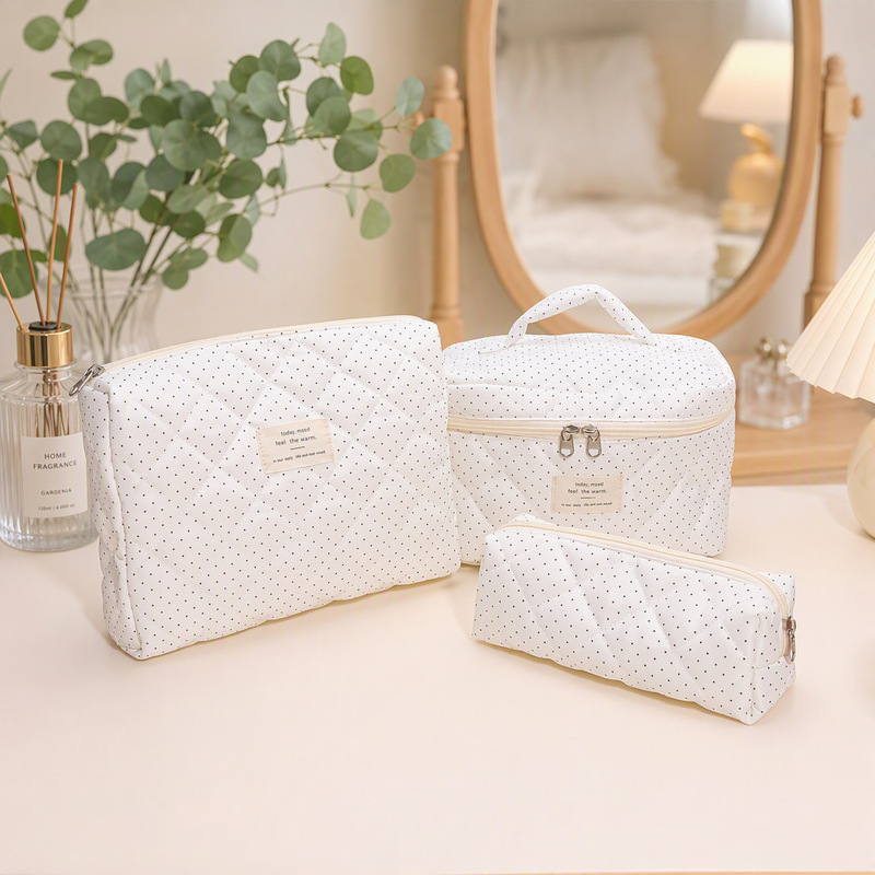 Small polka dot soft and soft large-capacity portable makeup bag, convenient for student organization and toiletry storage, ins-style quilted padded bag