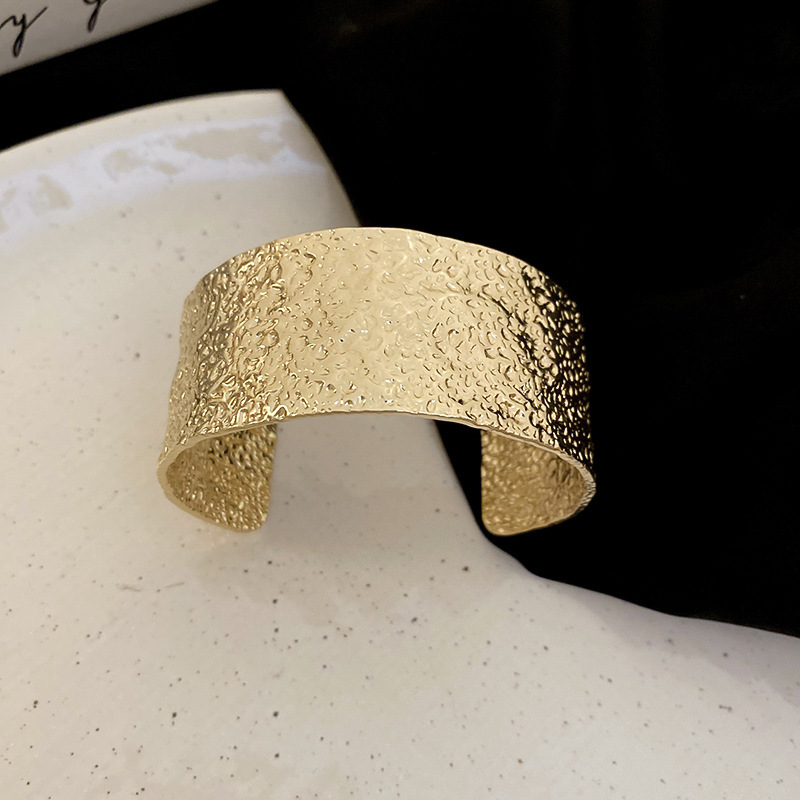 Europa y América plisada redonda abierta pulsera de metal estilo frío pulsera personalizada luz lujo alto sentido pulsera fábrica al por mayor