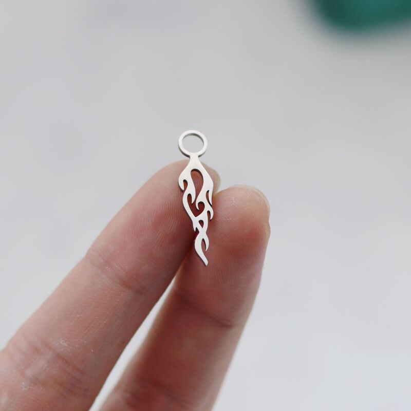 ステンレスの個性的な炎のペンダントの耳飾りのネックレスのペンダントのDIYのアクセサリーの部品|undefined