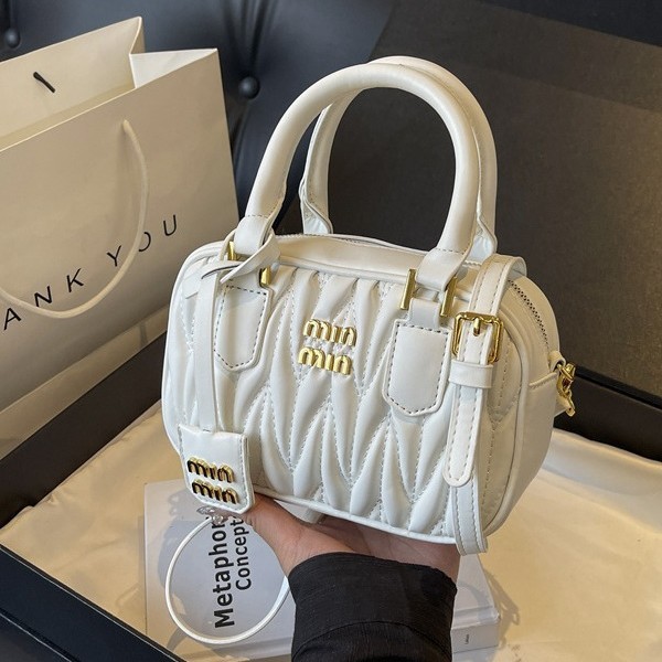 バッグの女性用2024新型斜めショルダーバッグ夏の大衆デザインファッションの爆発的なシングル肩の手のしわの小さい方のカバン|undefined