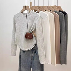 ミルクの白い灰色の肩のアーチ形の裾の長袖の不規則な底の小さいシャツのtシャツの女性の朝の秋冬の丸首の中で上着を掛けます。