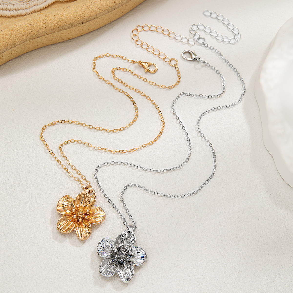 Alloy Chain Material cable chain Chain Type Retro Classic Style Flower Alloy Cable Chain Lobster Trigger Clasp Closure Pendant Necklaces Wholesale