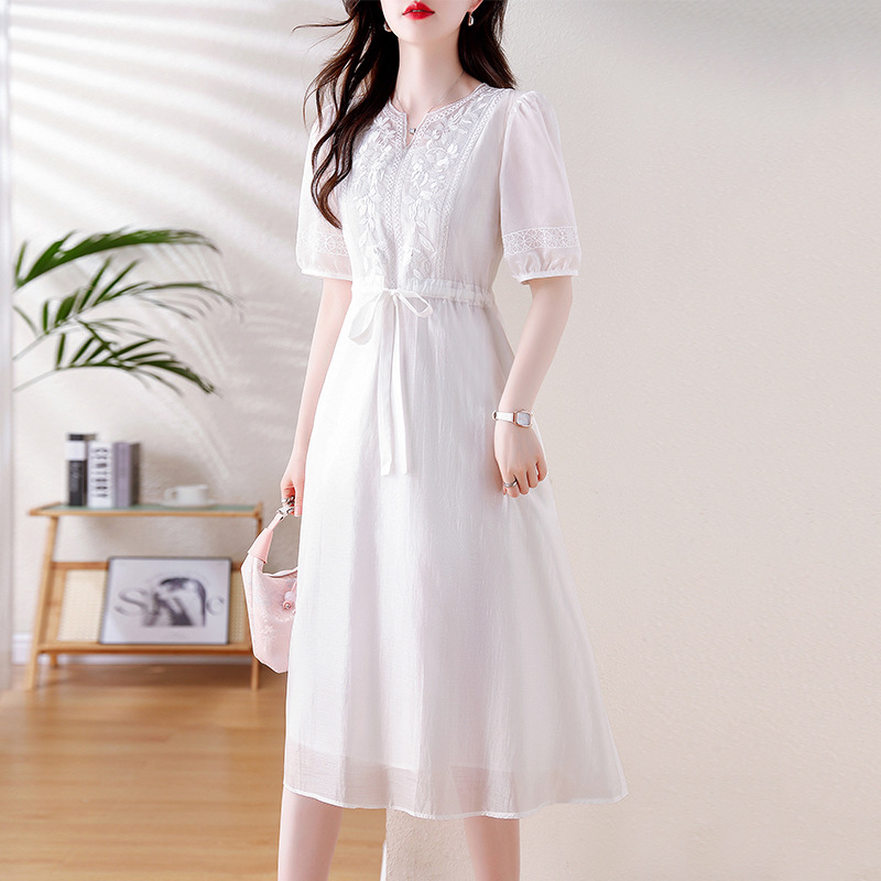 2024夏季新款显瘦气质月光白裙刺绣中长款轻柔腰围系带短袖连衣裙