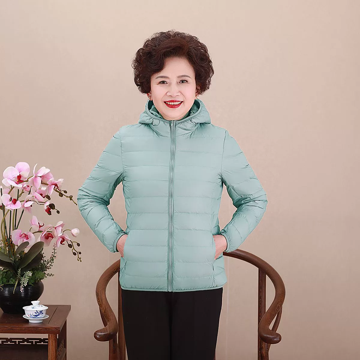 Новая легкая пуховая куртка для женщин, для женщин среднего и старшего возраста, короткое зимнее утепленное пальто с капюшоном больших размеров