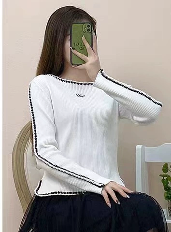 Осень 2023 Новый стиль Chanel Style с длинными рукавами и воротником в одну линию, повседневный свободный женский свитер, женский черно-белый топ