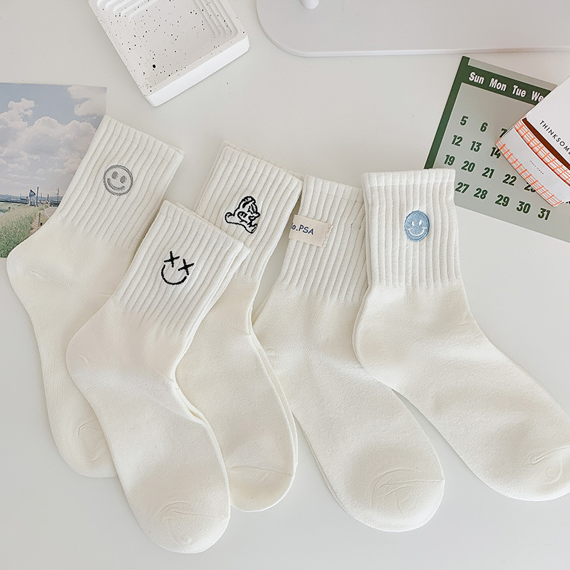 White socks women's cotton embroidery tube socks spring new academic style letter cloth label student tide socks wholesale White socks women's cotton embroidery tube socks spring new academic style letter cloth label student tide socks wholesale