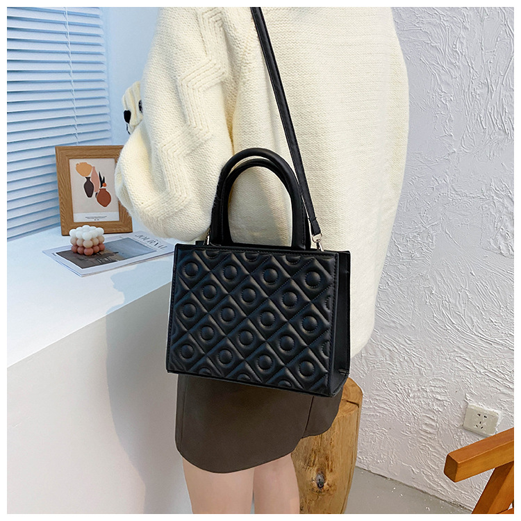 Retro Solid Color Handbag Fashion Shoulder Bag Casual Rhombus Embossing Messenger Bag display picture 17