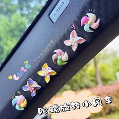 車内のアクセサリーは車の風車を飾っています。