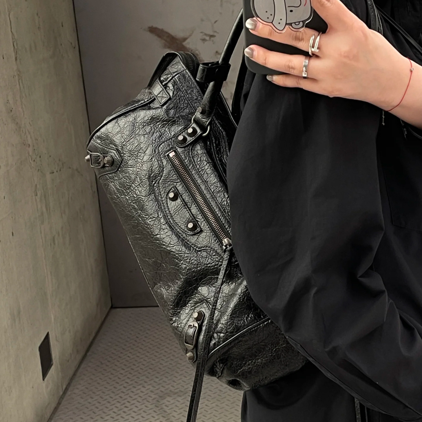 2025 New Women's Le City Horizontal Moto Bag Retro Spicy Girl Studded Bag Pleated Top Grain Cowhide Underarm Bag - Thumbnail 2