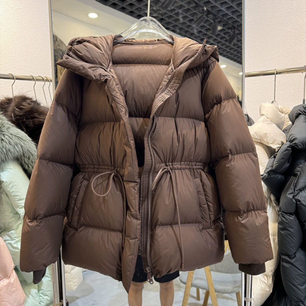 Женская пуховая куртка премиум-класса с капюшоном и поясом, осень-зима 2025, наполнитель — 90% белый гусиный пух, модель Cloud Puff
