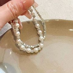 砕銀真珠のブレスレットを重ねて、高級感があります。