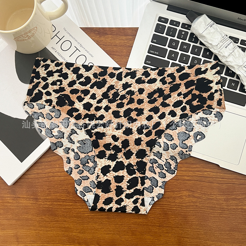 Europa y América calzoncillos de seda de hielo, entrepierna de algodón, estampado de leopardo caliente, calzoncillos de tamaño grande, calzoncillos de comercio exterior para mujeres.