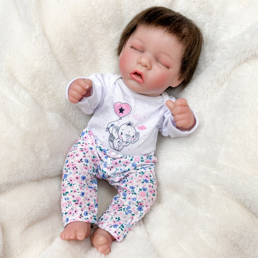 Diecisiete pequeños modelos de ropa de elefante pequeño