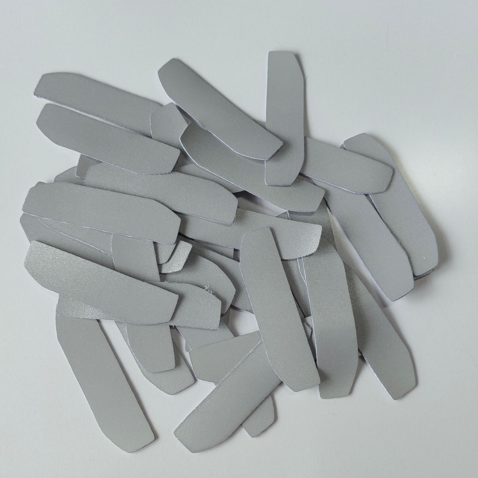 工厂服装辅料高亮亮银双面反光条车缝反光标服装夹条双面反光条