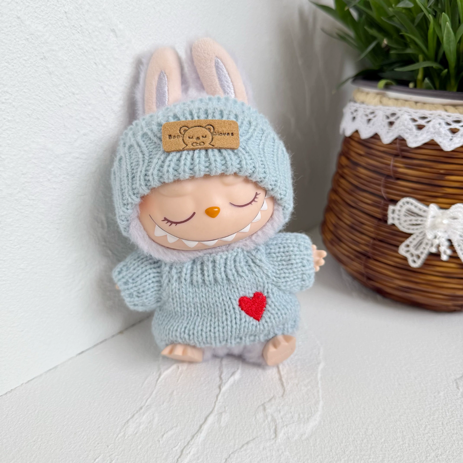 Костюм одежды куклы Labubu для первого и второго поколения - шапка, свитер с сердцем, нашивка в виде медведя