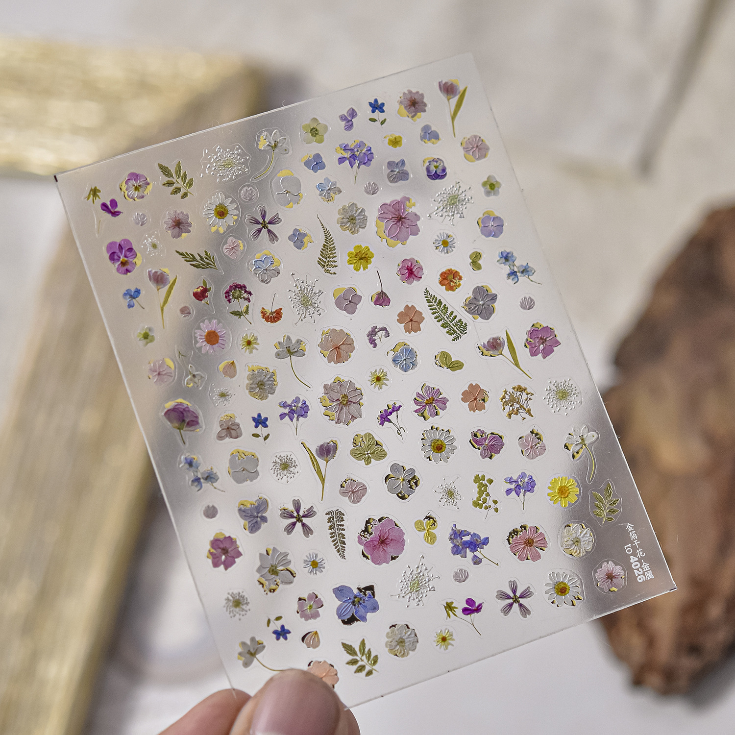 Pegatinas de uñas nuevas flores de primavera celebridades de Internet flores secas joyas de uñas pegatinas adhesivas pegatinas de uñas de todo fósforo flores de cuatro pétalos