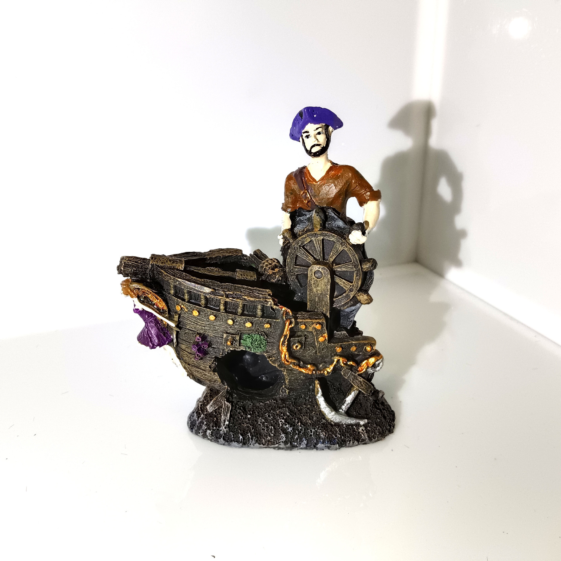 Acuario pequeño pecera decoraciones de paisajismo humanoide sólido naufragio spot conducción sentado adornos de capitán al por mayor