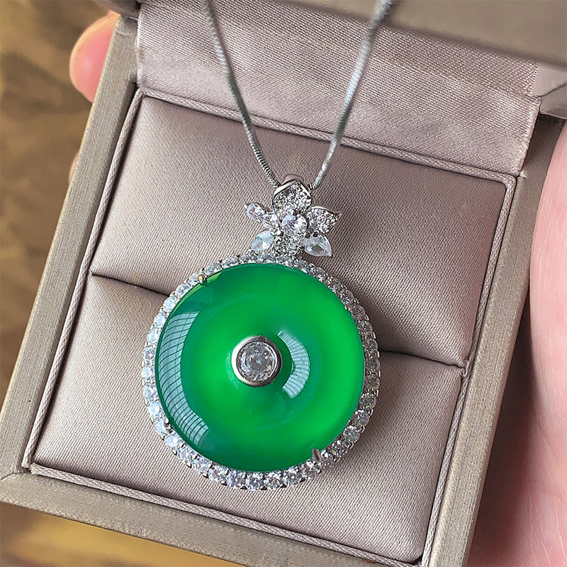 2024 Nueva joyería Zhuang Shengsheng Hebilla de seguridad Colgante hueco Collar de calcedonia Regalo de cumpleaños Piedra principal 25*25