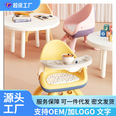 子供用の食事椅子の赤ちゃんは食事をします。