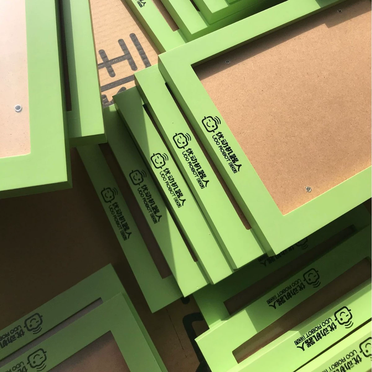 Нанесение логотипа на товарные знаки, рекламные подарки, гравировка, УФ-переводные наклейки, трафаретная печать, изготовление наклеек на заказ, выбор цвета