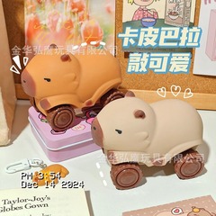 カピバラは車をつまんで小さい車の男の子の女の子をつまんで変形します。