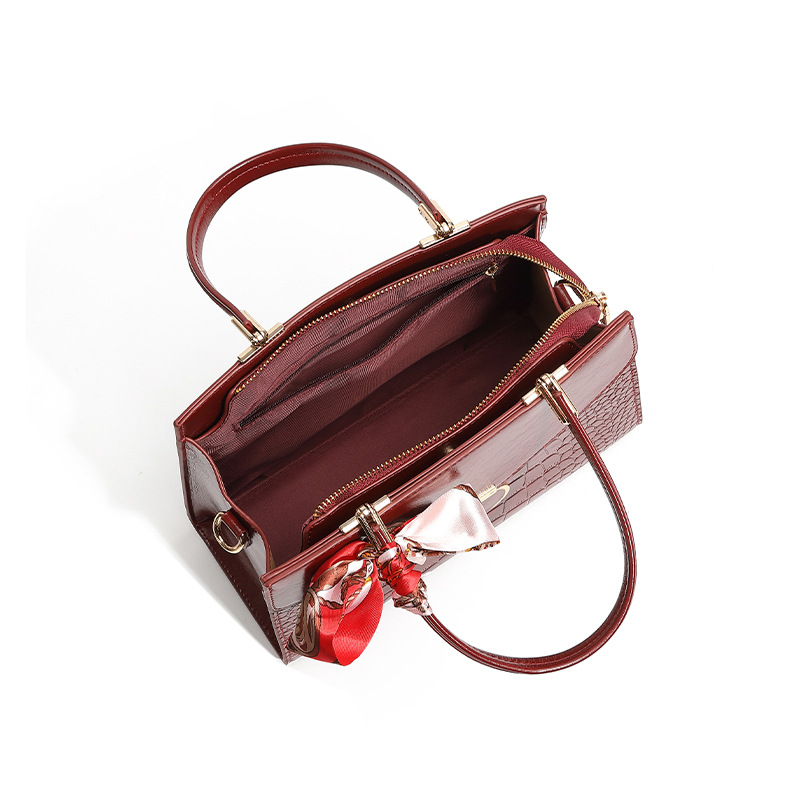 Bolso de mano con patrón de cocodrilo para mujeres 2025, nueva moda, lujo ligero, bolso de hombro universal, alta sensación de gran capacidad, mochila.