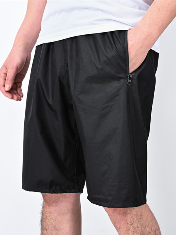 주머니와 끈이 달린 검은 반바지