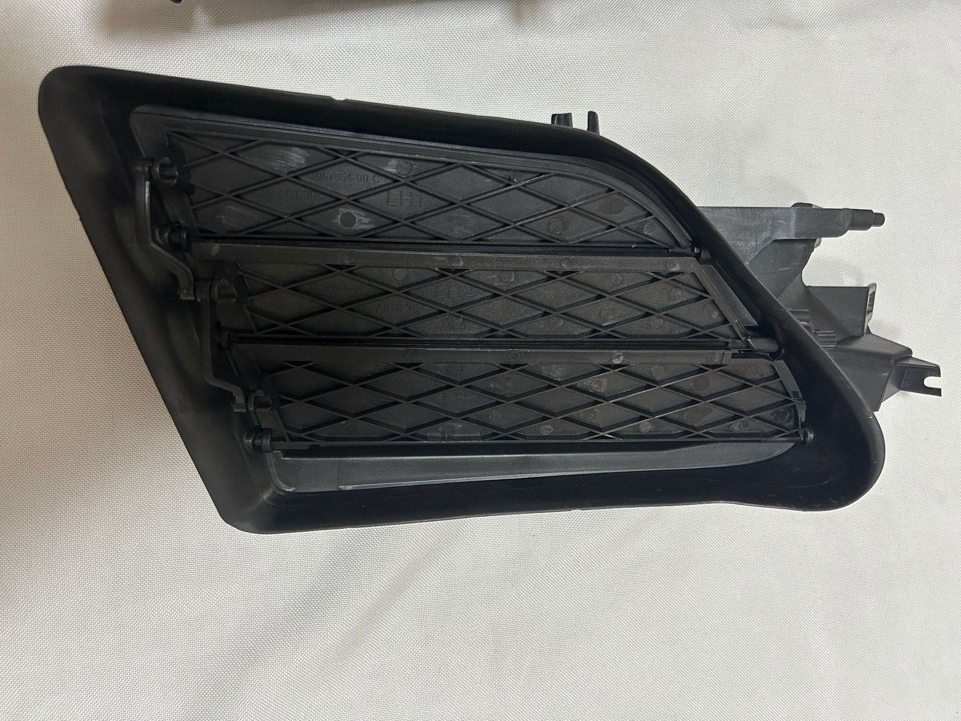 Suitable for Tesla accessories ModelS brand new front fog lamp frame grille 1057851 1058007