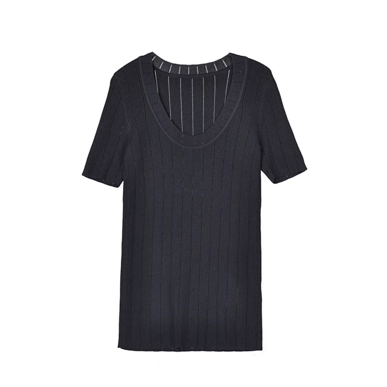 Quality white sweater with a round collar, with short sleeve