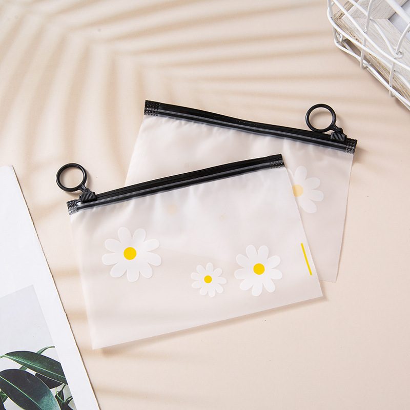 Estilo coreano fresco Margarita de plástico transparente Ziplock bolsa ropa interior bolsa de embalaje en stock al por mayor bolsa de embalaje de PVC