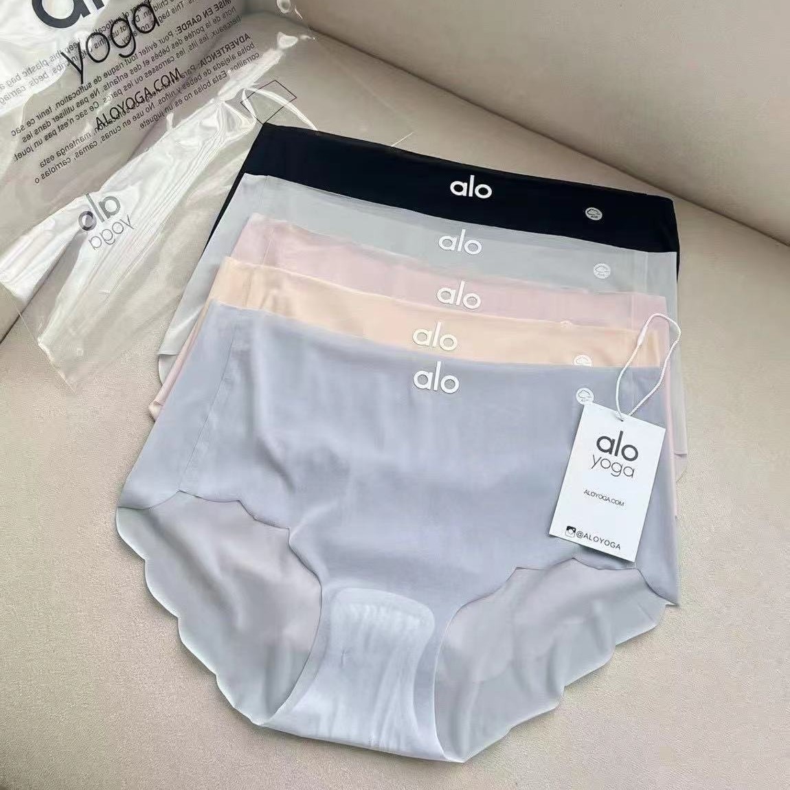 Seamless Underwear for Women, Invisible Ice Silk 2025 New Summer Thin Style for Girls, Antibacterial Crotch, Non-Pinching Triangle Shorts
