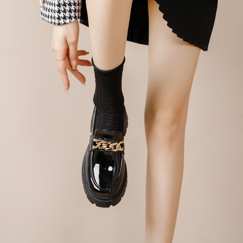 Mocasines de fondo suave para mujeres 2024 primavera y otoño nuevo cuero genuino deslizamiento-en fondo grueso hebilla de metal retro estilo británico zapatos de cuero