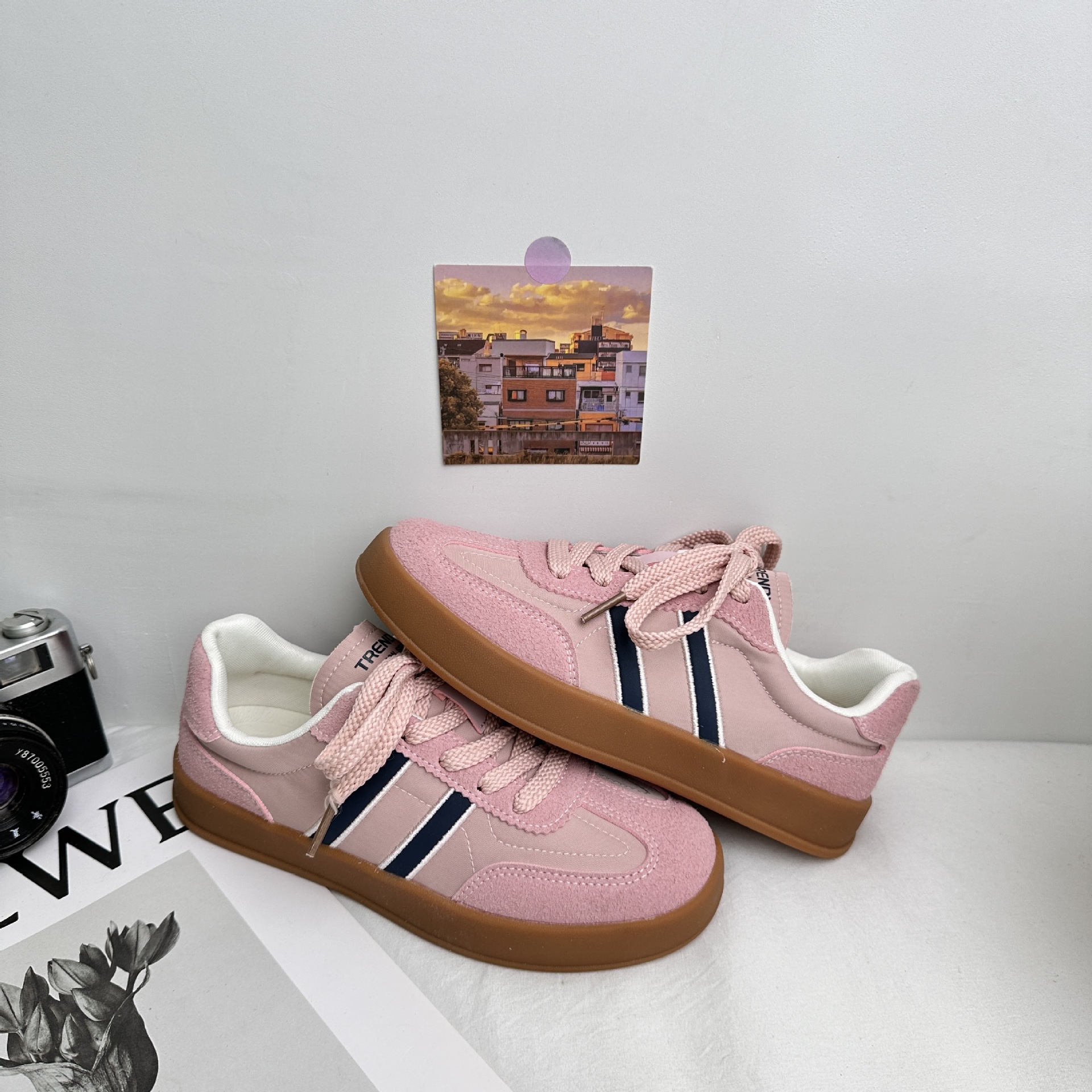 A9887 almohadillas de látex / zapatos de entrenamiento de Alemania retro ligeros para mujeres de explosión universal 2025 primavera nuevos zapatos de skate blanco pequeño