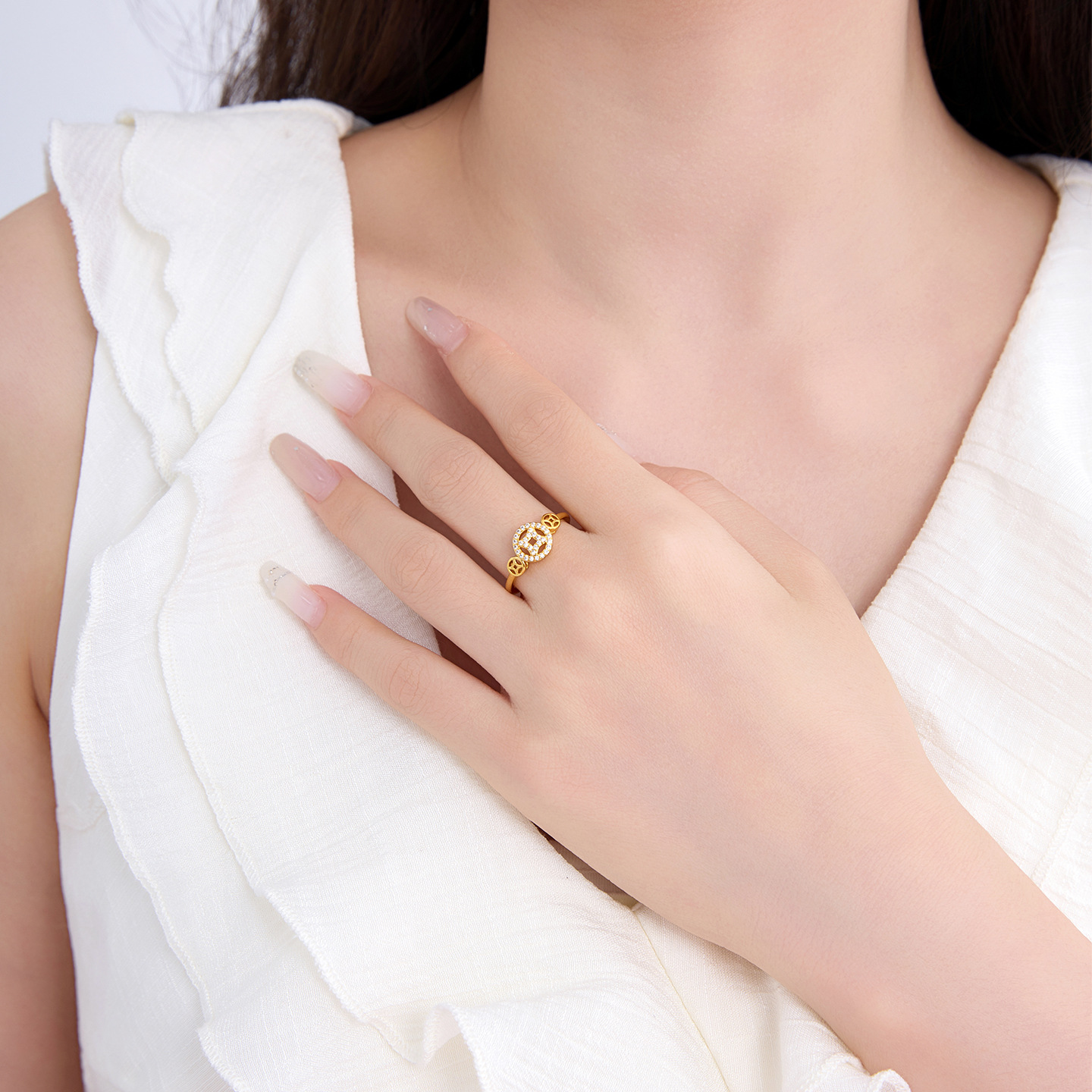 Xuping nueva moda china hueco moneda de cobre sellado anillo simple aleación de cobre imitación de oro ligero anillo de lujo mujer al por mayor
